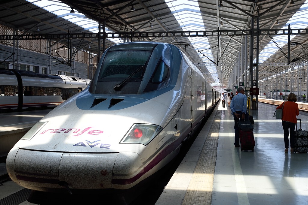 «Circulaban 6 trenes, hoy son 289”: España ha sido un referente mundial en la alta velocidad. Y la duda es si estamos muriendo de éxito